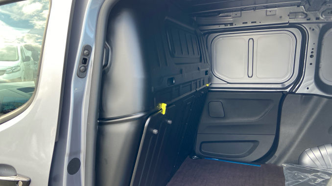 Vauxhall Combo Cargo Combo Diesel 1.5 Turbo D 100ps Pro H1 Van - Image 18